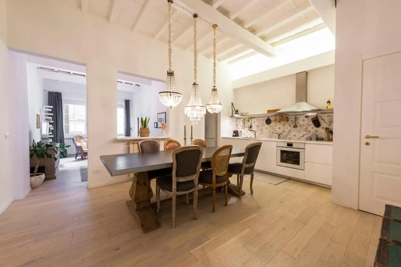 Apartments Florence- Chandelier Apartment Italien