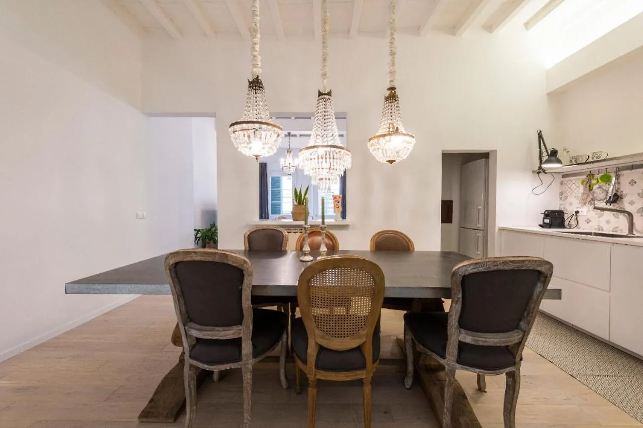 Apartments Florence- Chandelier Apartment 0*, Firenze