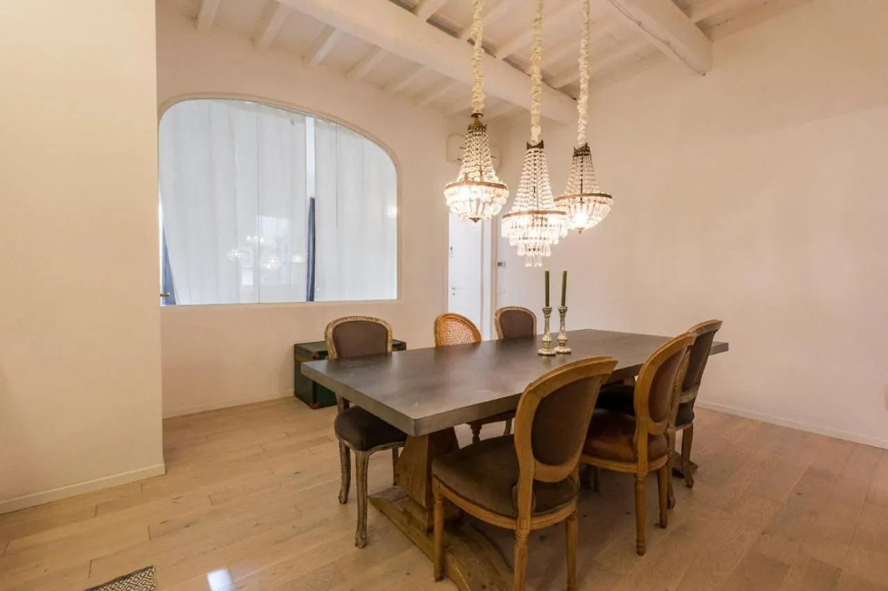 Apartments Florence- Chandelier Apartment
